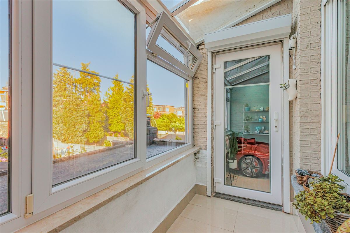 Mooi ingerichte woning met 4 slk, 2 badk en ruime stadstuin in Merksem
