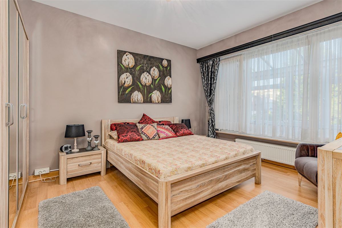 Mooi ingerichte woning met 4 slk, 2 badk en ruime stadstuin in Merksem