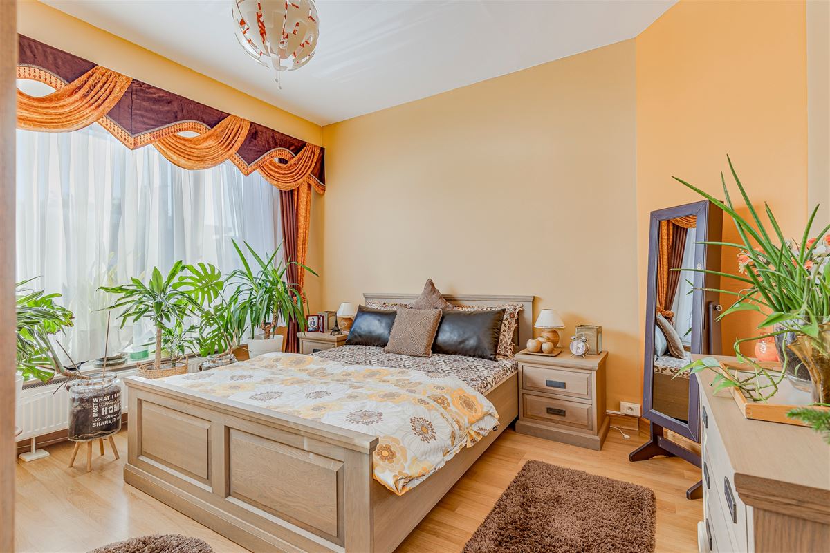 Mooi ingerichte woning met 4 slk, 2 badk en ruime stadstuin in Merksem