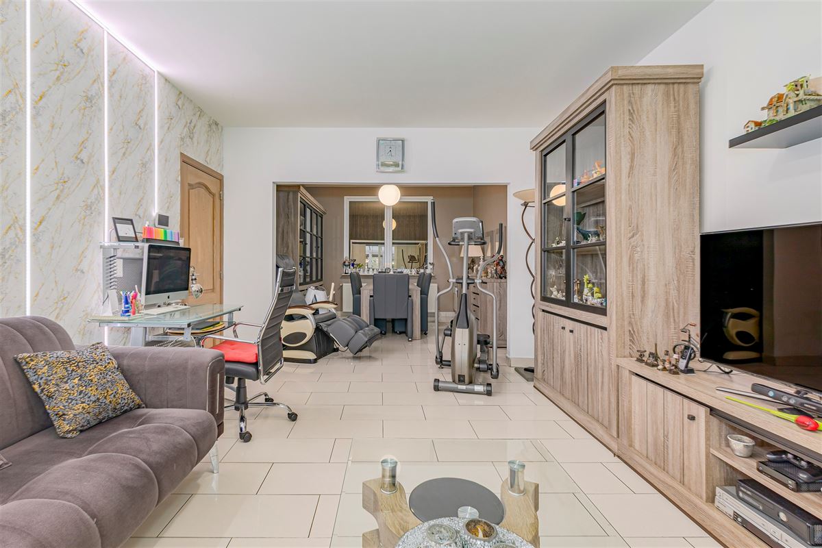Mooi ingerichte woning met 4 slk, 2 badk en ruime stadstuin in Merksem
