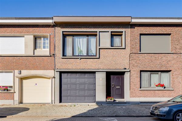 Mooi ingerichte woning met 4 slk, 2 badk en ruime stadstuin in Merksem