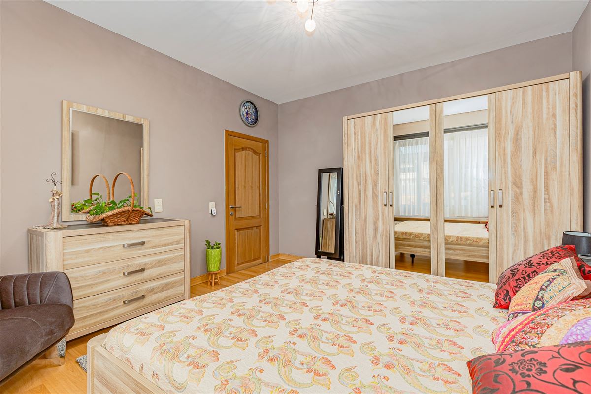 Mooi ingerichte woning met 4 slk, 2 badk en ruime stadstuin in Merksem