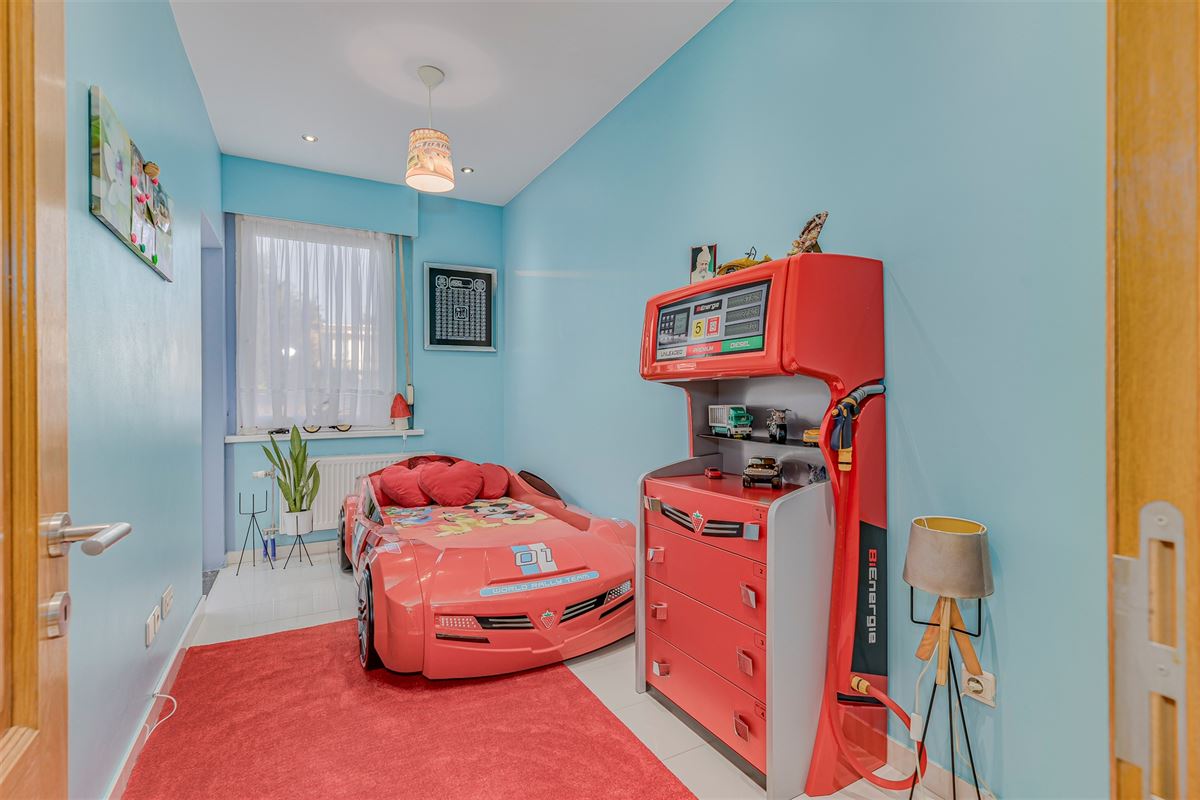 Mooi ingerichte woning met 4 slk, 2 badk en ruime stadstuin in Merksem