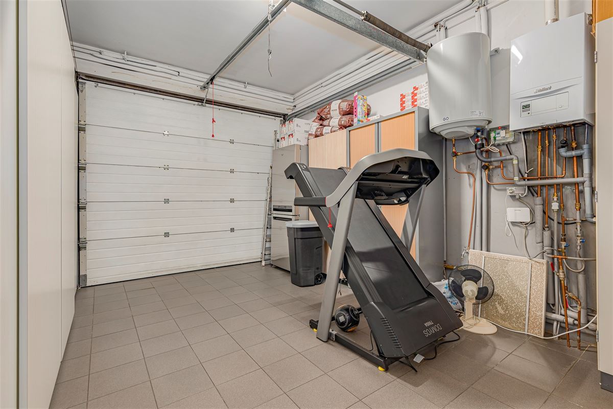 Mooi ingerichte woning met 4 slk, 2 badk en ruime stadstuin in Merksem