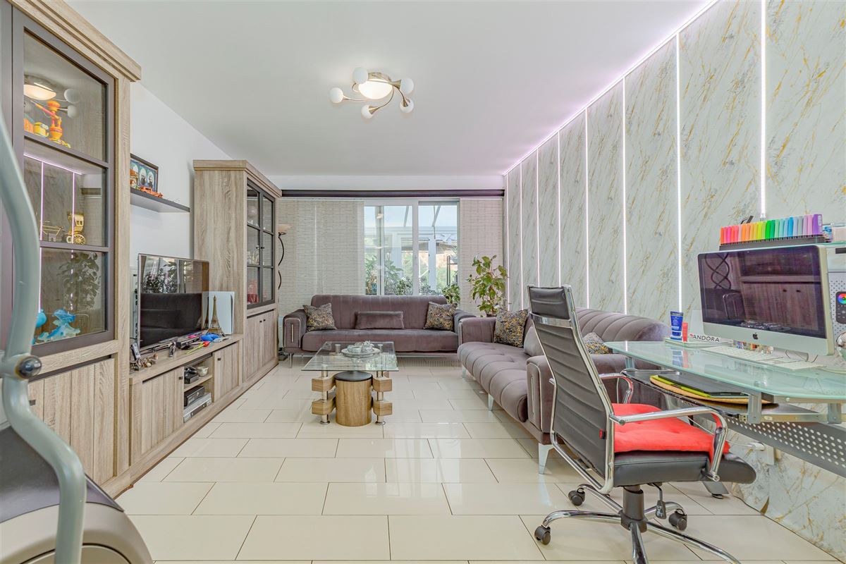 Mooi ingerichte woning met 4 slk, 2 badk en ruime stadstuin in Merksem