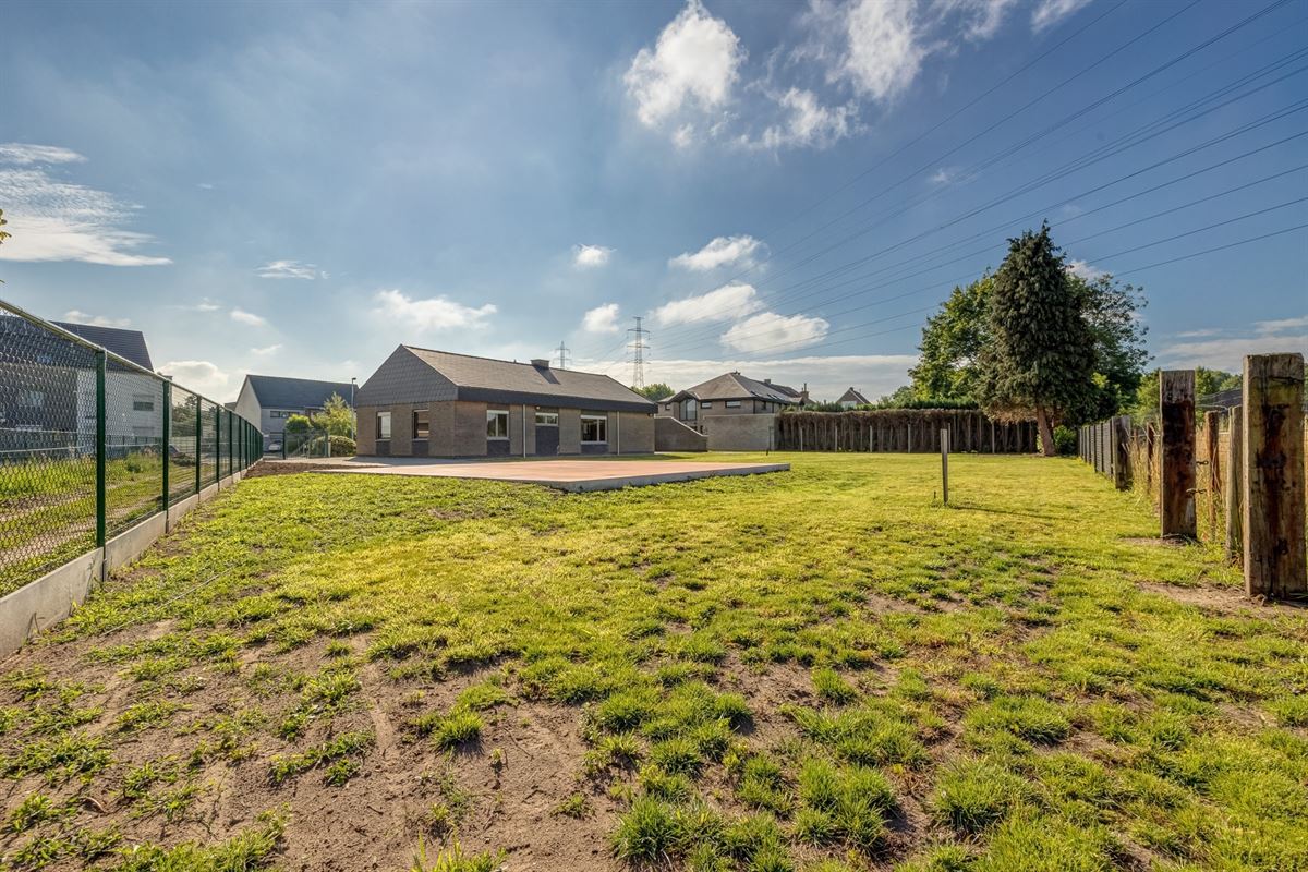 Bungalow op perceel van ca 1824m² in het groen