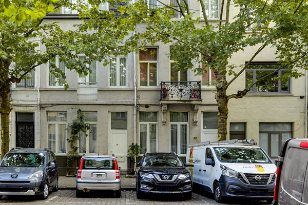 Woning opgedeeld in 4 verhuurde appartementen