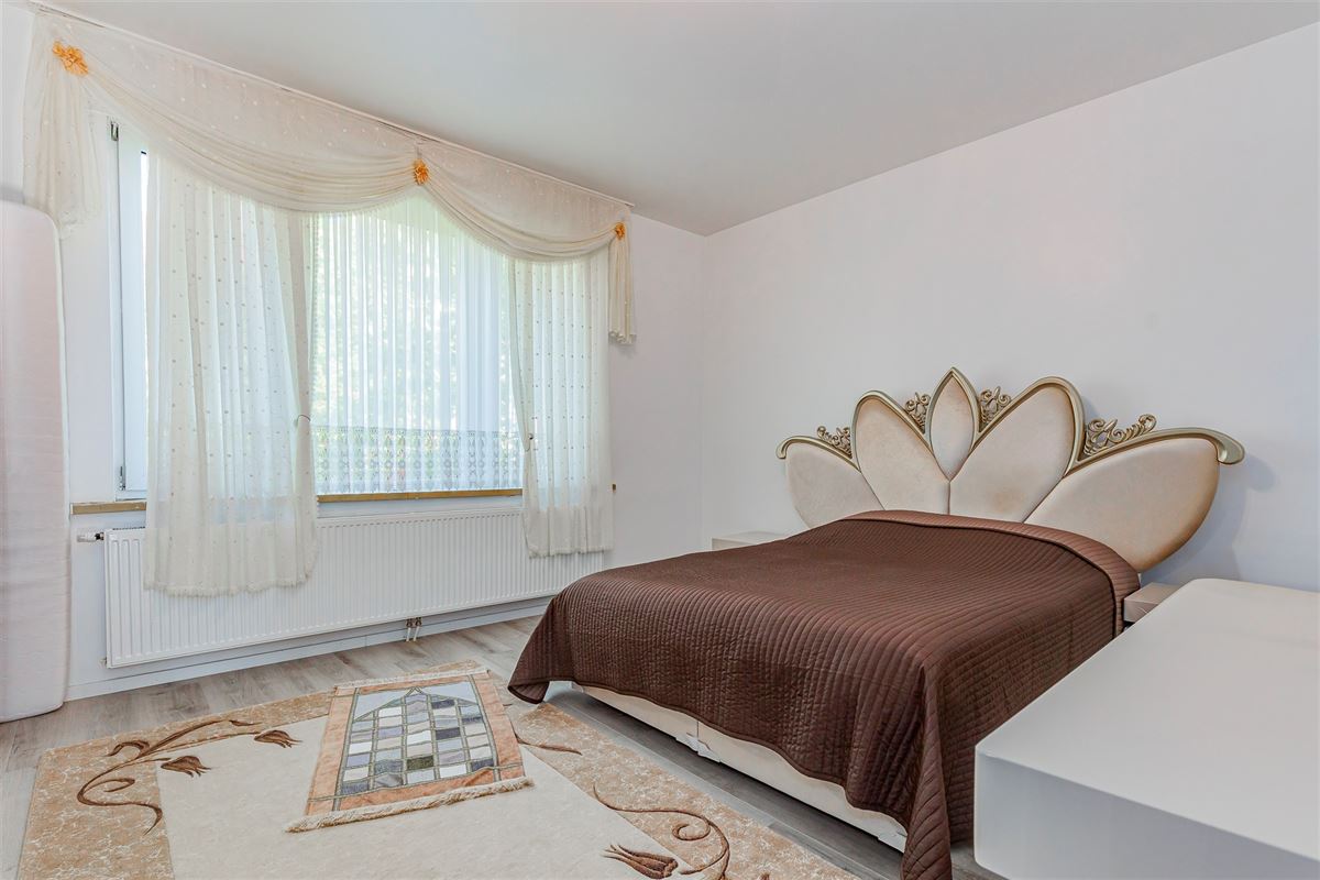Gerenoveerde kangoeroe-woning met 5 slpk en 3 badkamers te koop in Antwerpen