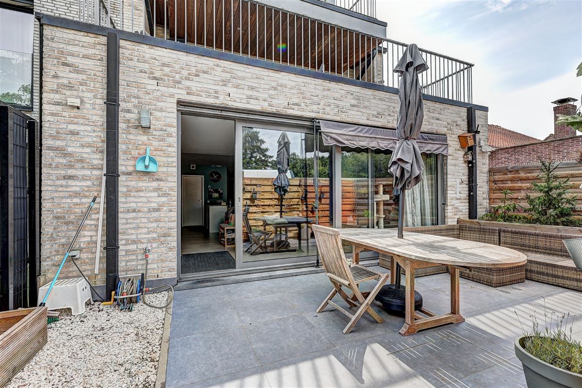 Ruim gelijkvloers appartement met terras en garage