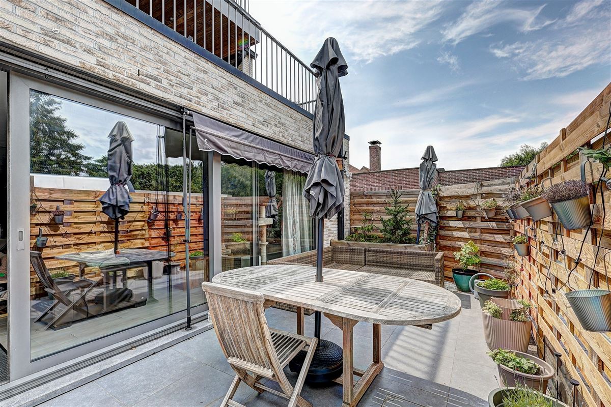 Ruim gelijkvloers appartement met terras en garage