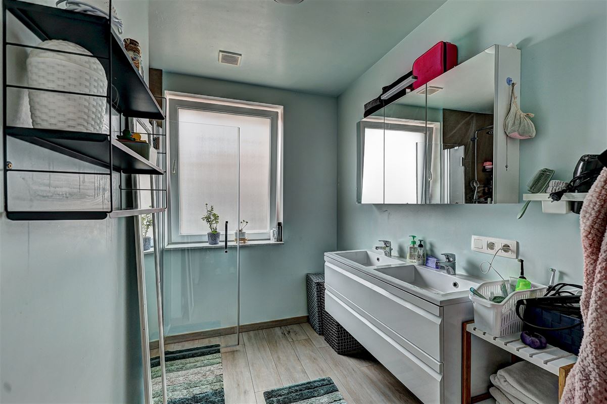 Ruim gelijkvloers appartement met terras en garage