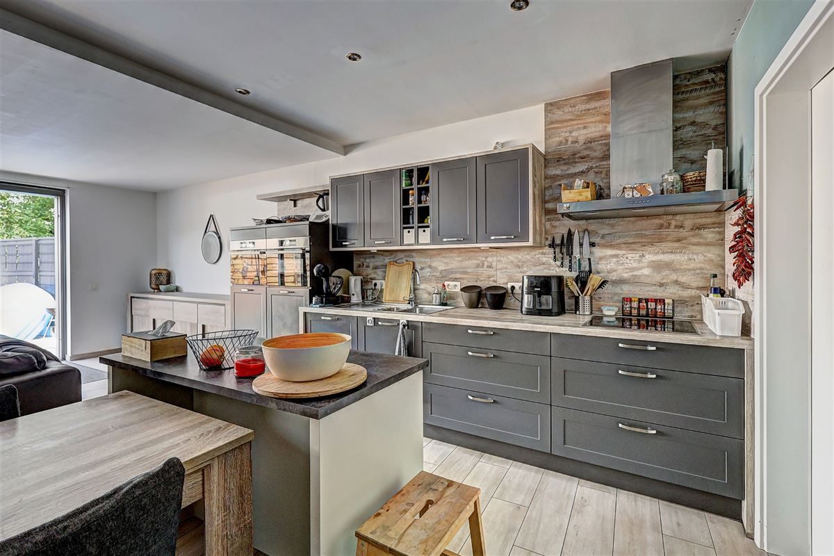 Ruim gelijkvloers appartement met terras en garage