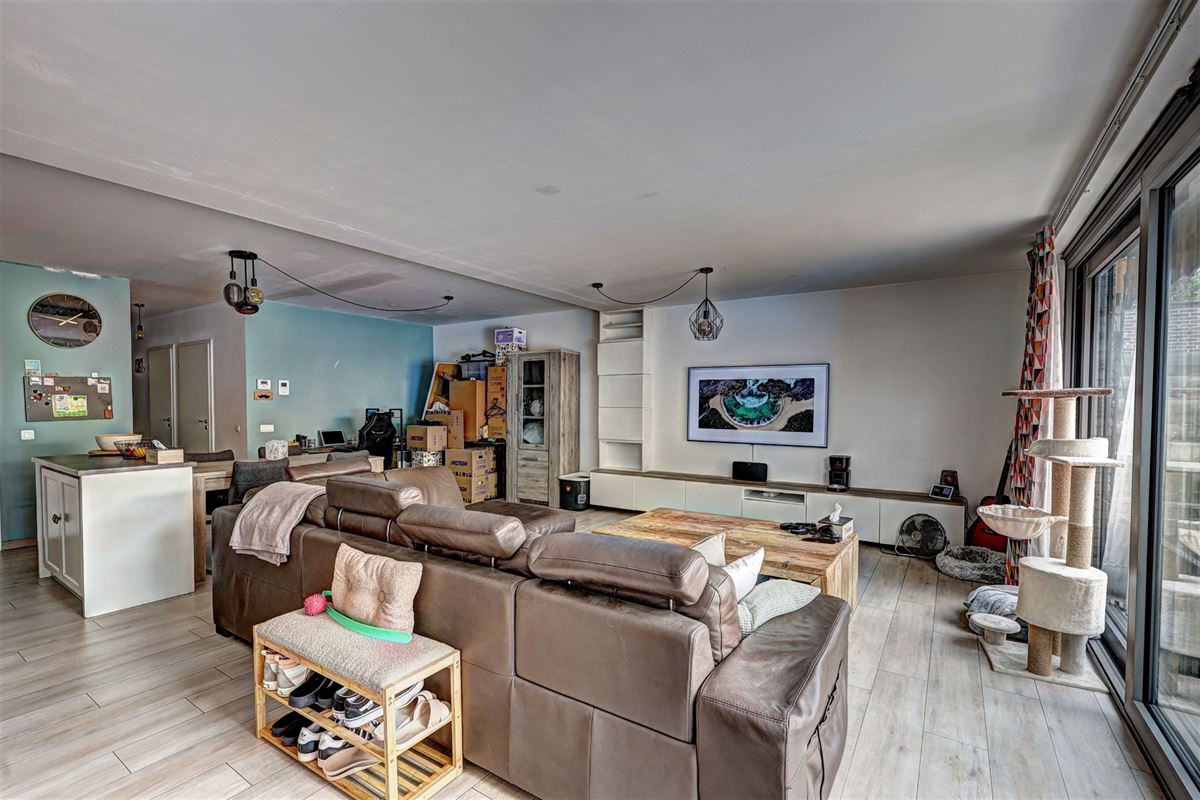 Ruim gelijkvloers appartement met terras en garage