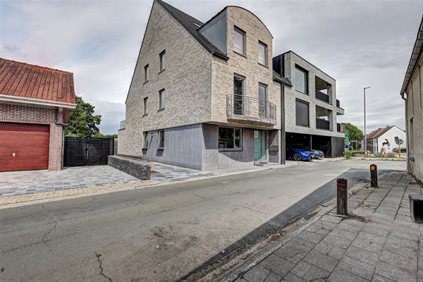 Ruim gelijkvloers appartement met terras en garage