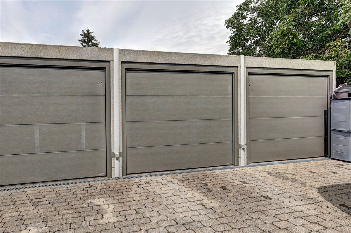 Ruim gelijkvloers appartement met terras en garage