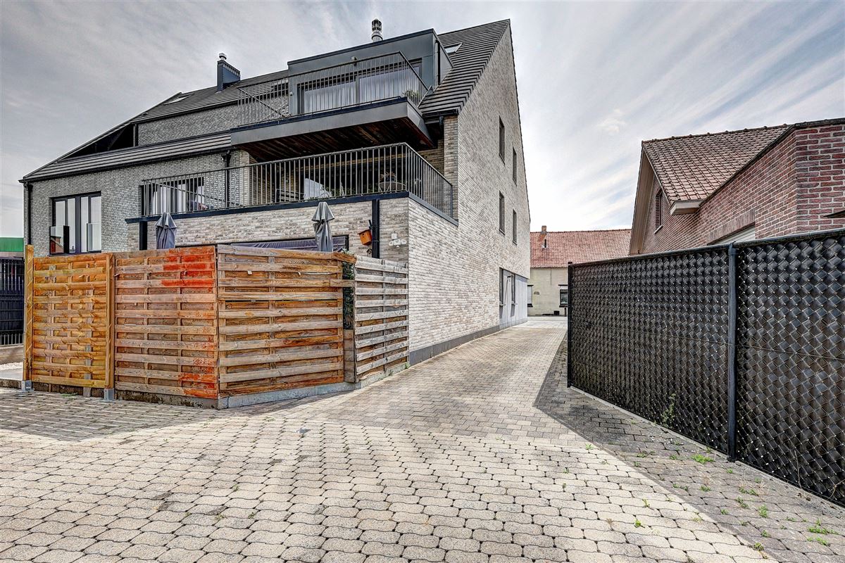 Ruim gelijkvloers appartement met terras en garage