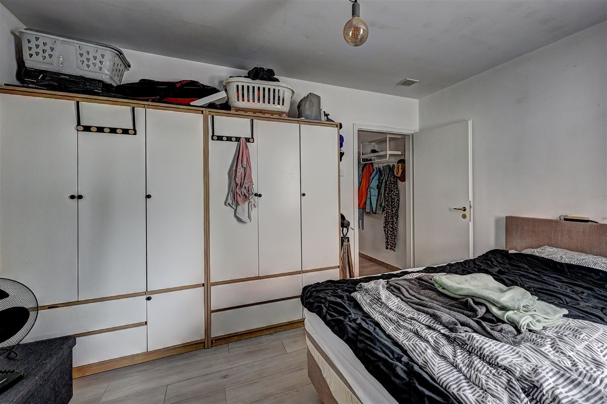 Ruim gelijkvloers appartement met terras en garage