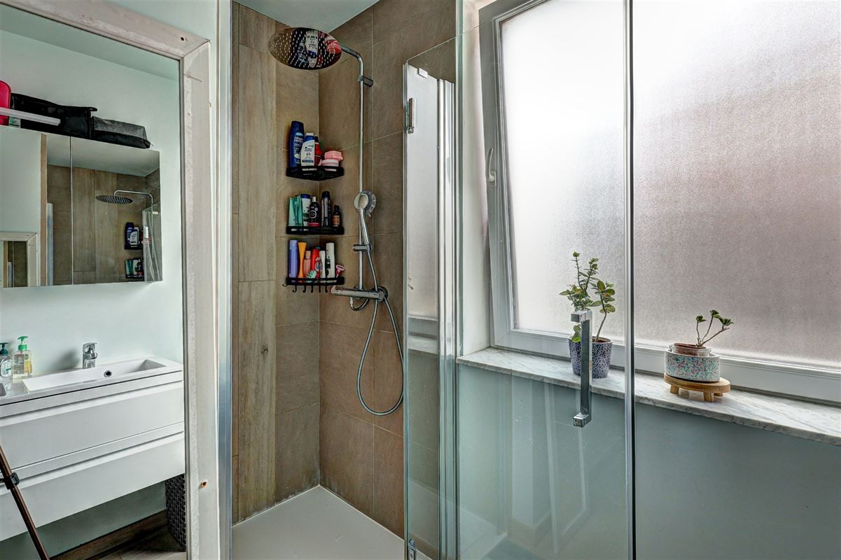 Ruim gelijkvloers appartement met terras en garage