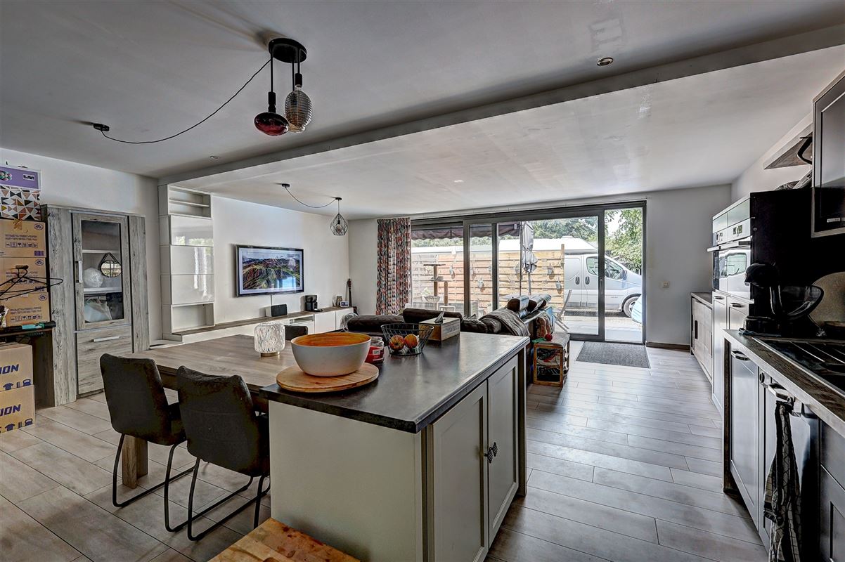 Ruim gelijkvloers appartement met terras en garage