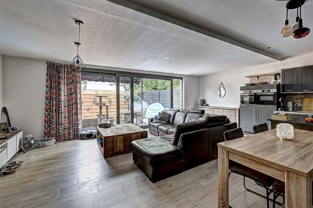 Ruim gelijkvloers appartement met terras en garage