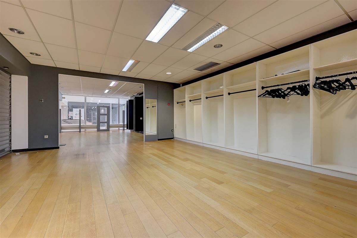 Ruim handelspand op een commerciële locatie op de Bist in Wilrijk