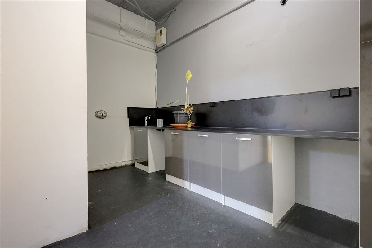 Ruim handelspand op een commerciële locatie op de Bist in Wilrijk