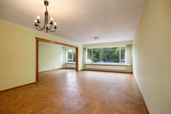 Te renoveren appartement met twee slaapkamers en terras