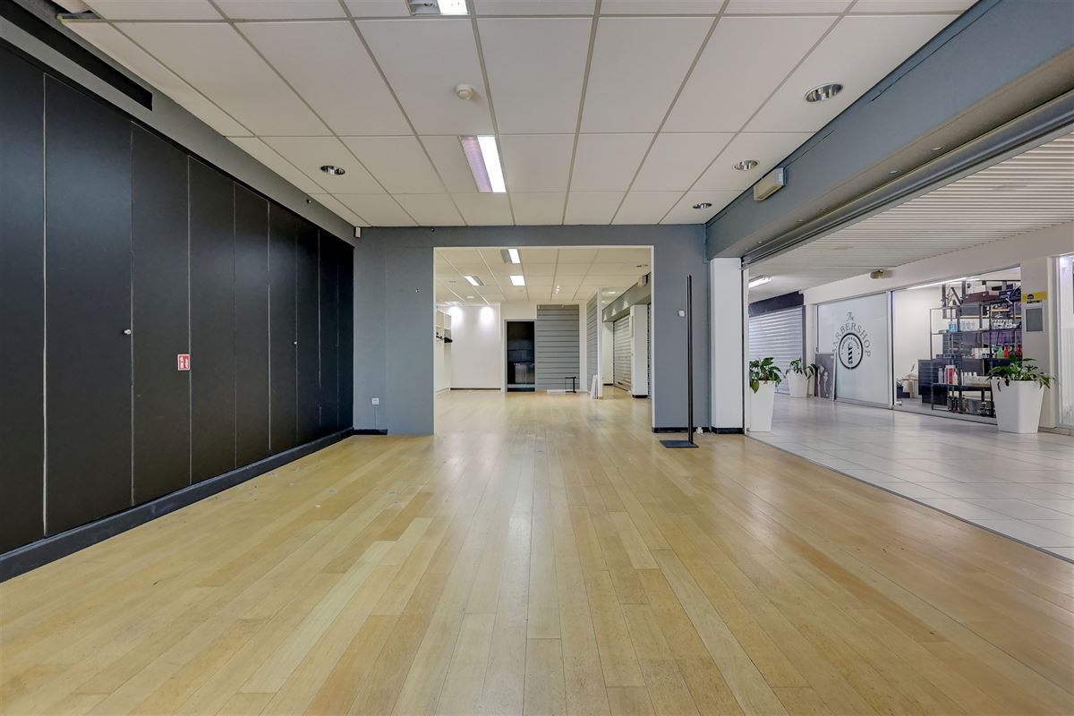 Ruim handelspand op een commerciële locatie op de Bist in Wilrijk