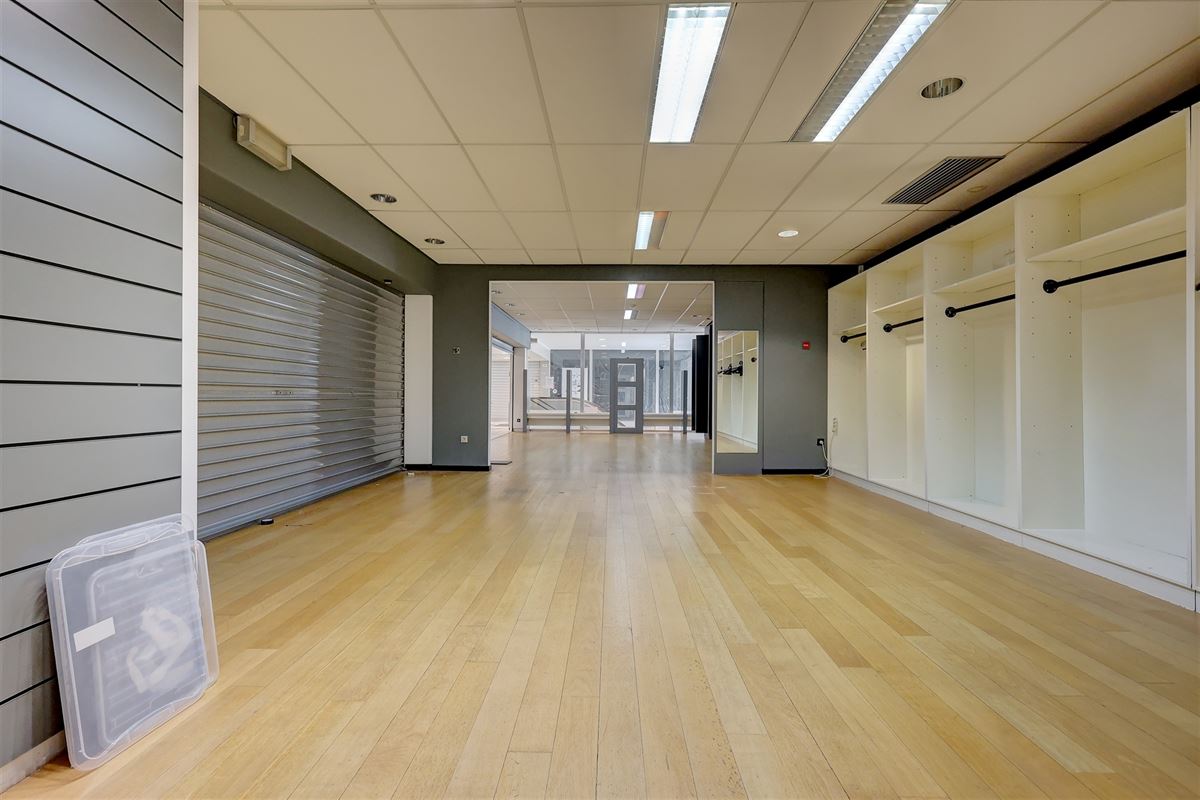 Ruim handelspand op een commerciële locatie op de Bist in Wilrijk