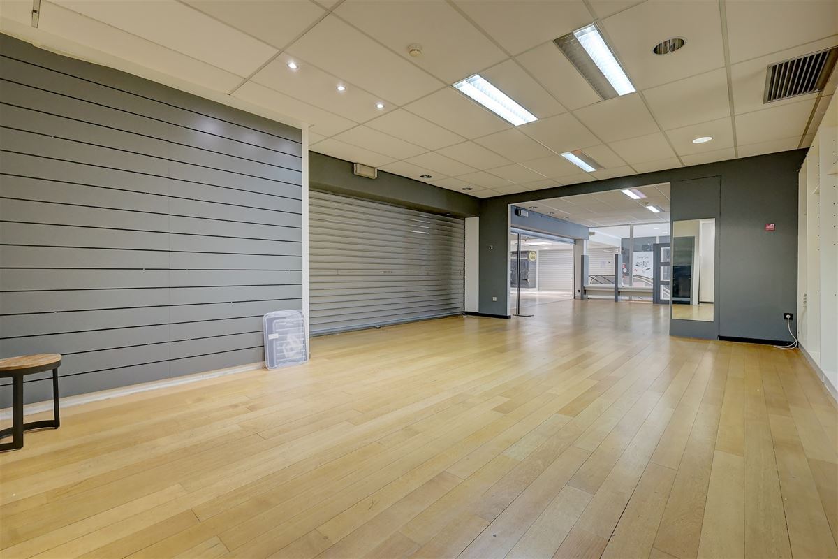 Ruim handelspand op een commerciële locatie op de Bist in Wilrijk