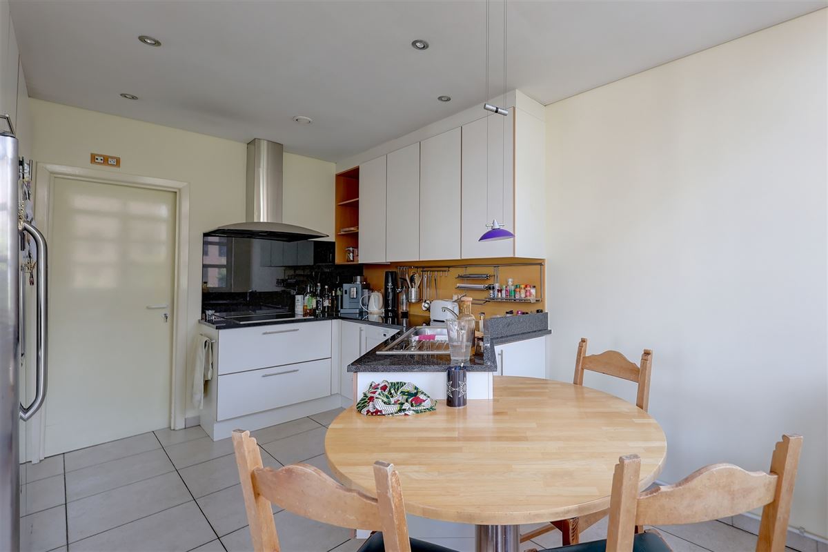 Ruim appartement met één slaapkamer en autostaanplaats in hartje Mechelen