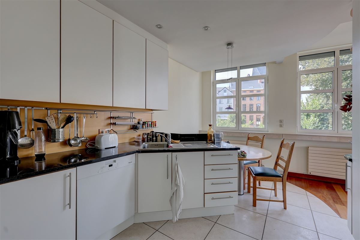 Ruim appartement met één slaapkamer en autostaanplaats in hartje Mechelen