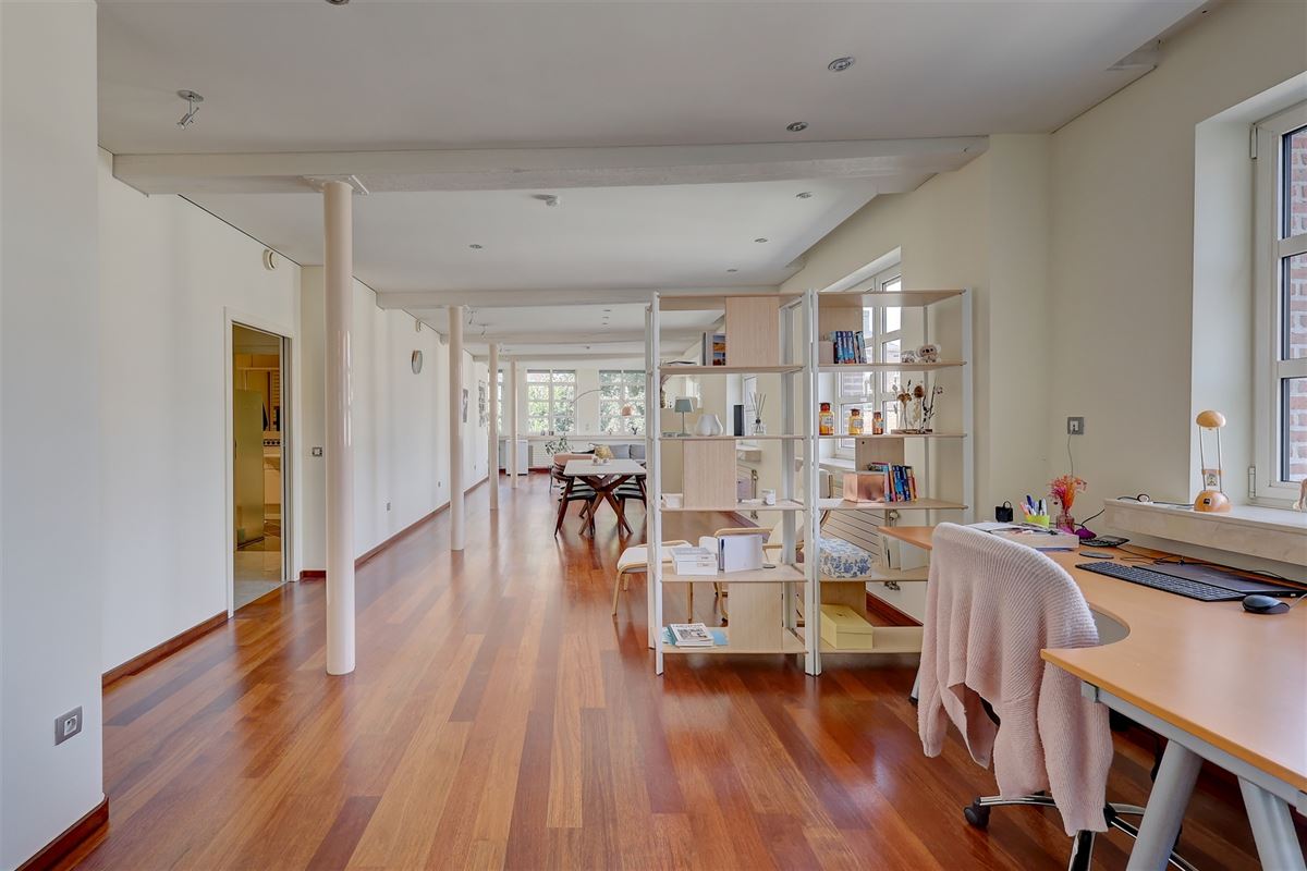 Ruim appartement met één slaapkamer en autostaanplaats in hartje Mechelen