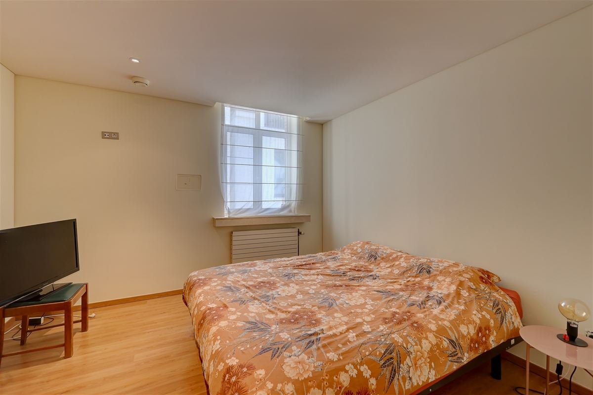 Ruim appartement met één slaapkamer en autostaanplaats in hartje Mechelen