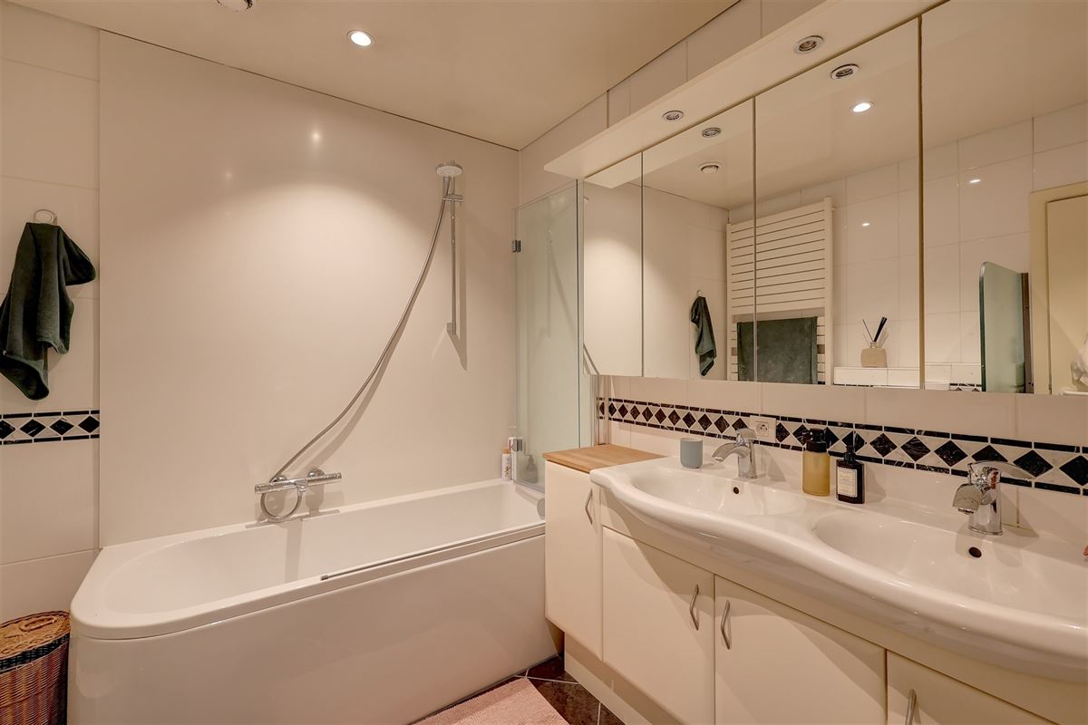 Ruim appartement met één slaapkamer en autostaanplaats in hartje Mechelen