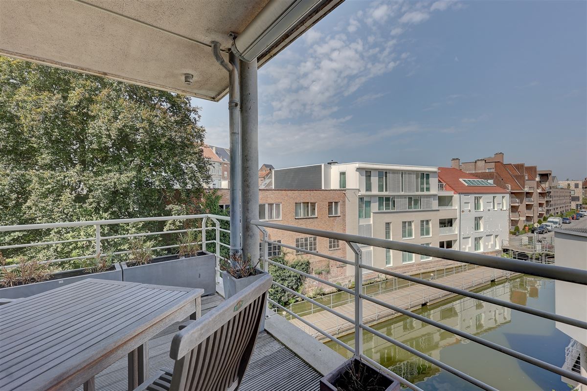 Ruim appartement met één slaapkamer en autostaanplaats in hartje Mechelen