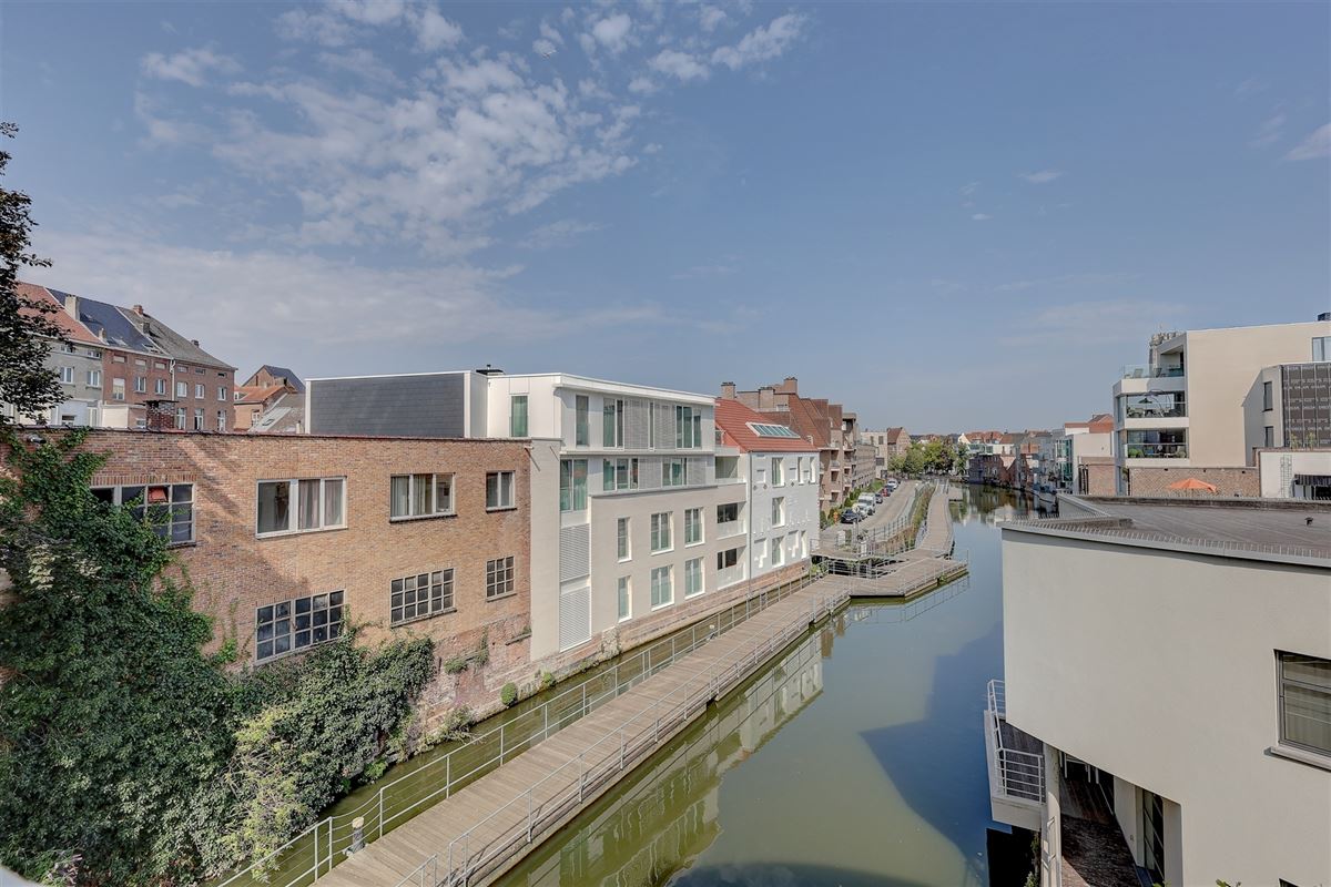 Ruim appartement met één slaapkamer en autostaanplaats in hartje Mechelen