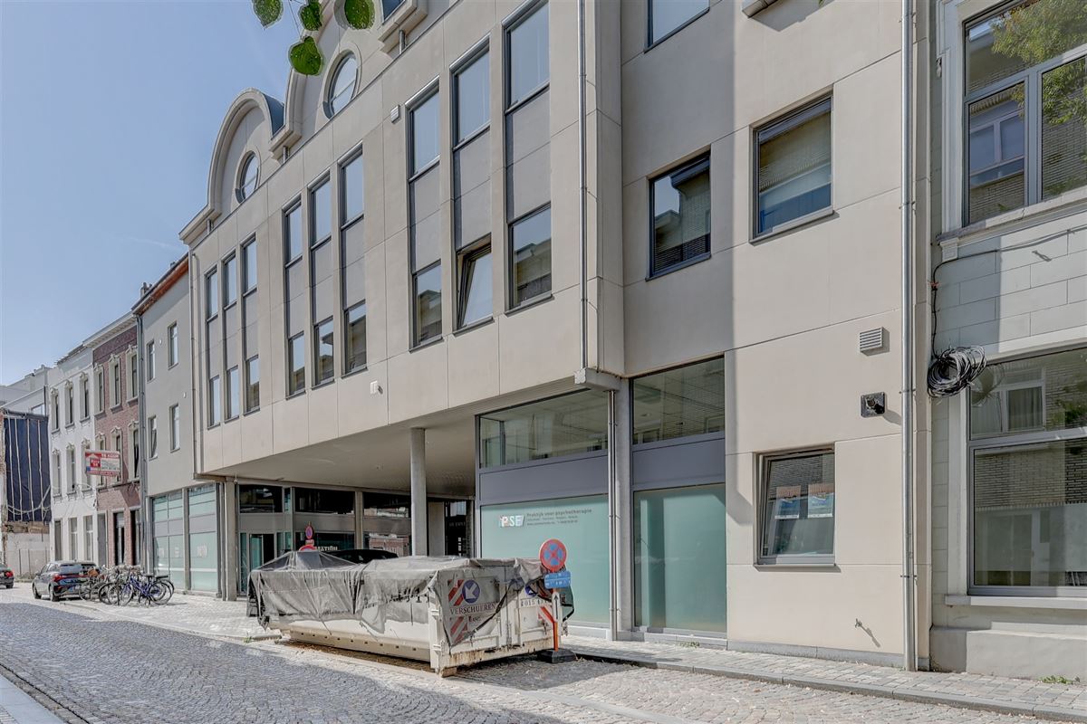 Ruim appartement met één slaapkamer en autostaanplaats in hartje Mechelen