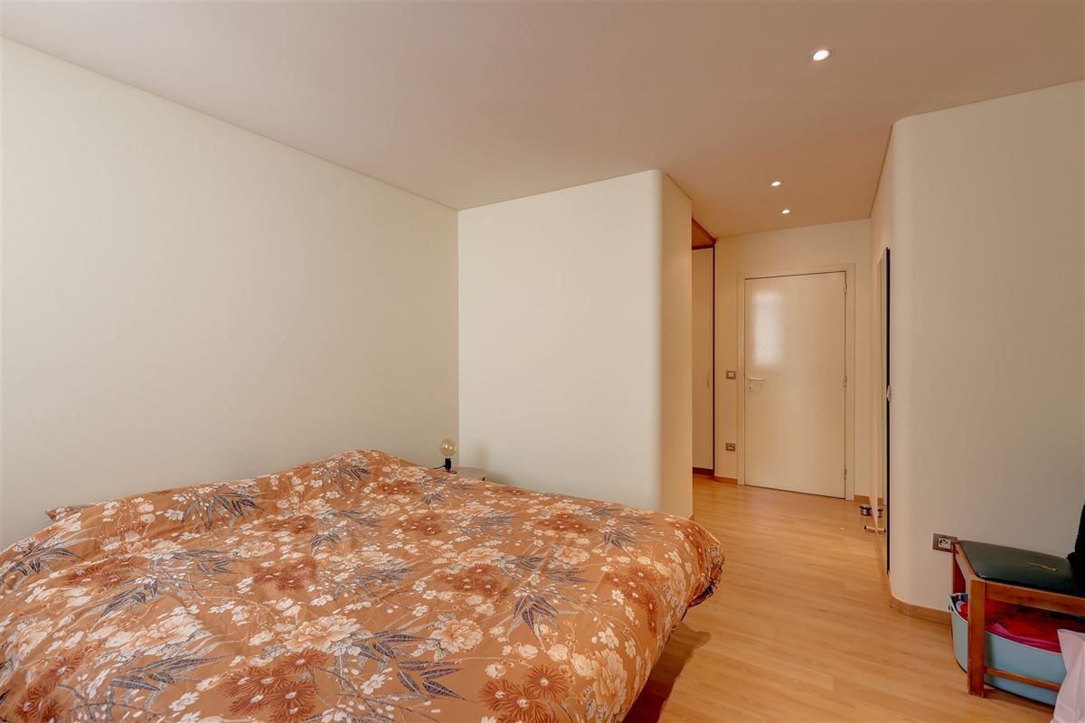 Ruim appartement met één slaapkamer en autostaanplaats in hartje Mechelen