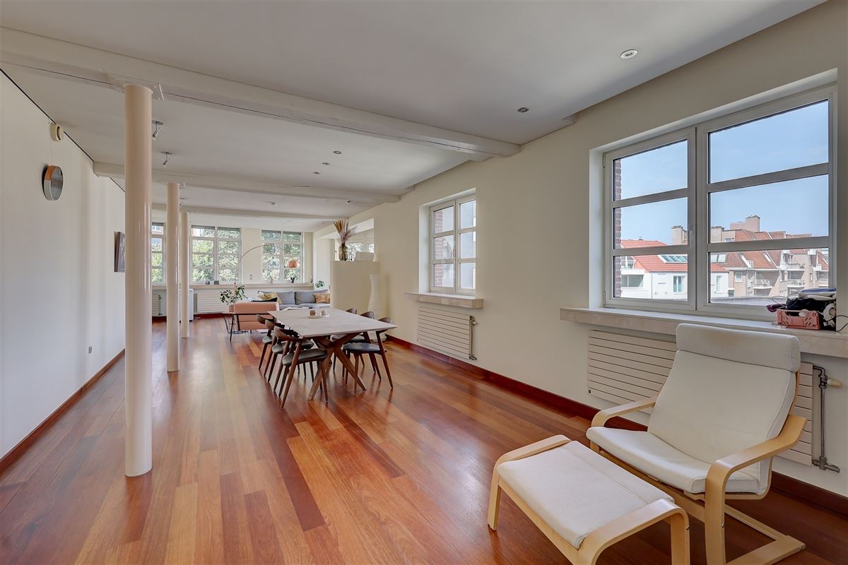 Ruim appartement met één slaapkamer en autostaanplaats in hartje Mechelen