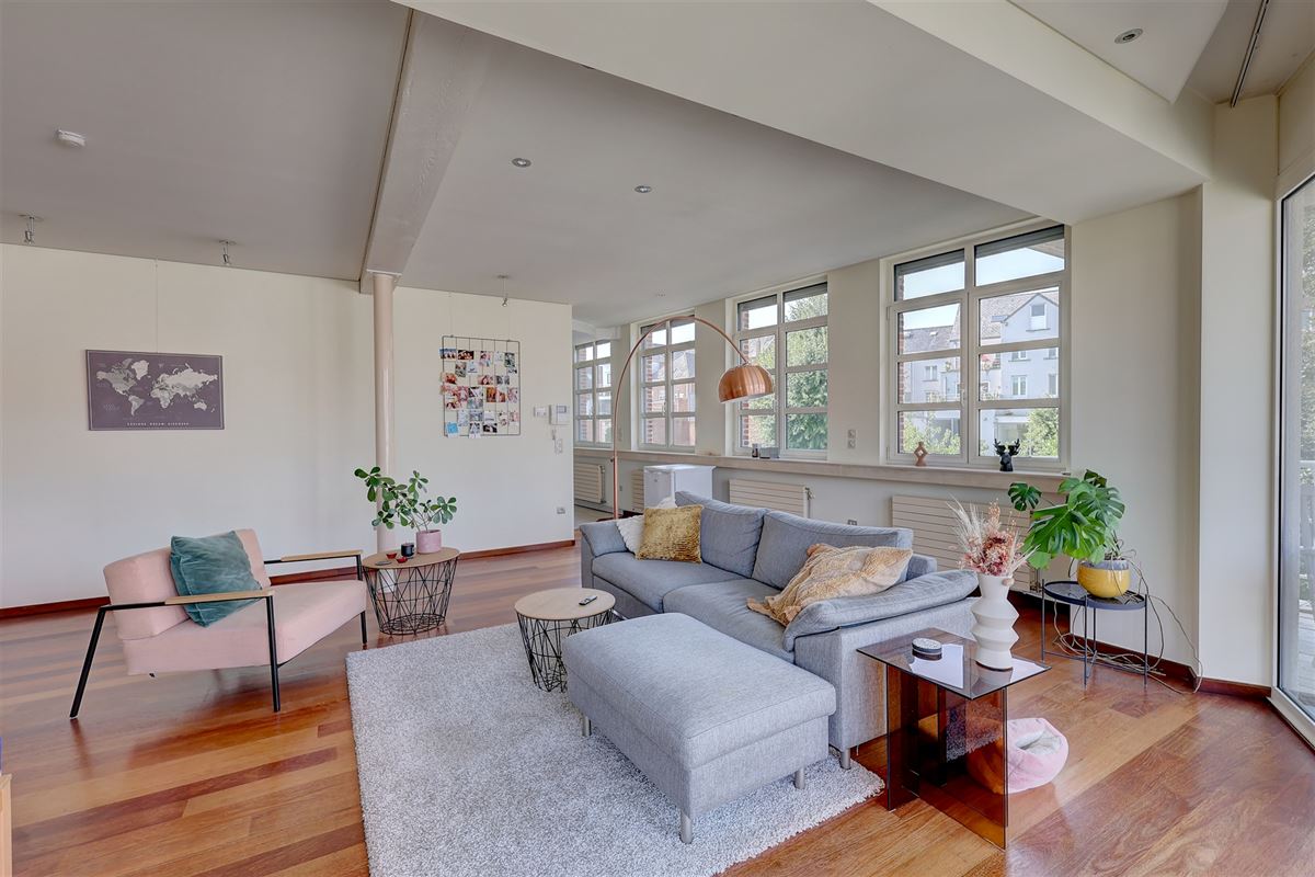 Ruim appartement met één slaapkamer en autostaanplaats in hartje Mechelen