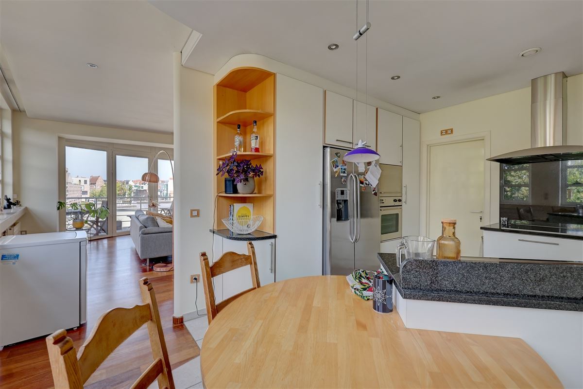 Ruim appartement met één slaapkamer en autostaanplaats in hartje Mechelen