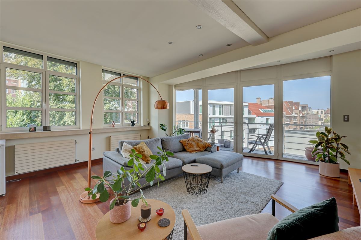 Ruim appartement met één slaapkamer en autostaanplaats in hartje Mechelen