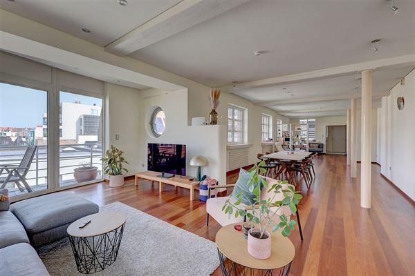 Ruim appartement met één slaapkamer en autostaanplaats in hartje Mechelen