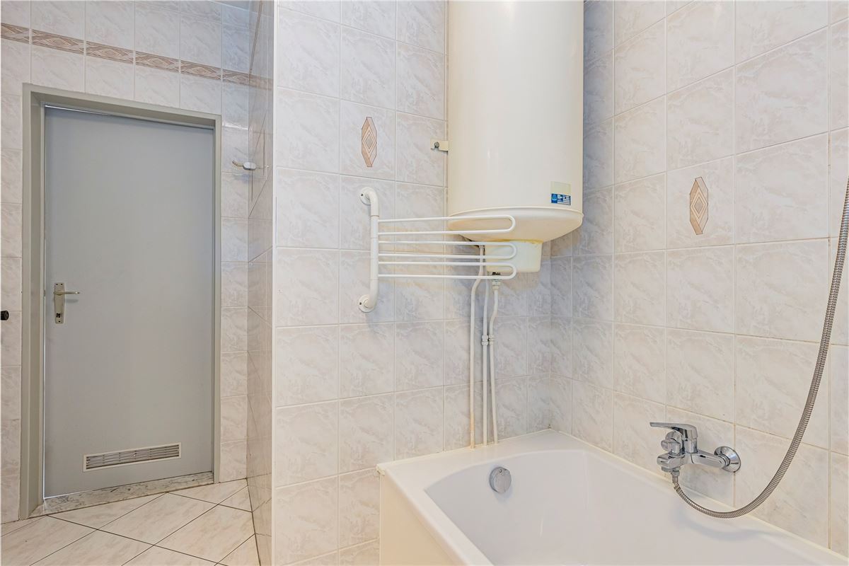Ruim op te frissen 2 slk appartement met terras