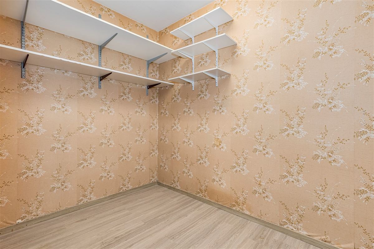 Ruim op te frissen 2 slk appartement met terras