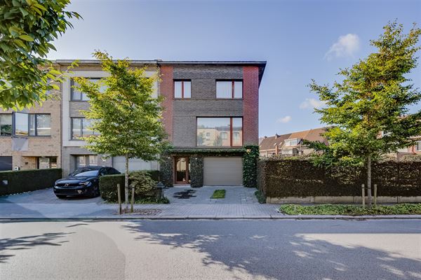 Ruime bel-étagewoning met 5 slk op 569 m² in rustige wijk te Aartselaar
