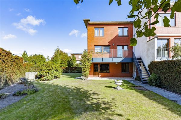 Ruime bel-étagewoning met 5 slk op 569 m² in rustige wijk te Aartselaar