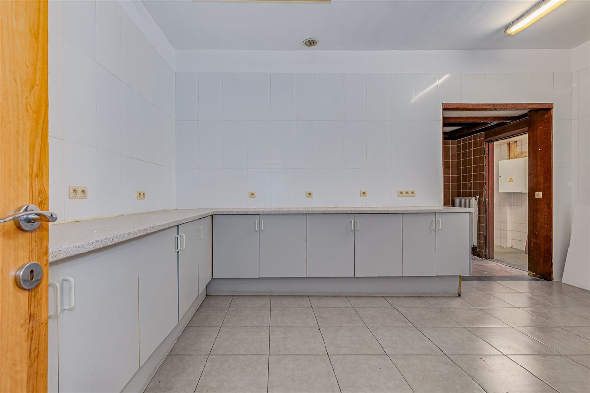 Handelsgelijkvloersca 180 m² met tuin van 70 m²