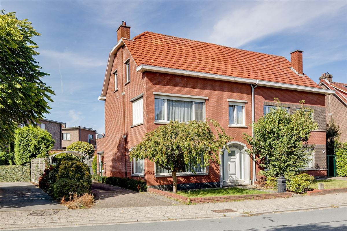 Te renoveren woning met 3 slpk, terras en ruime tuin in Wommelgem!